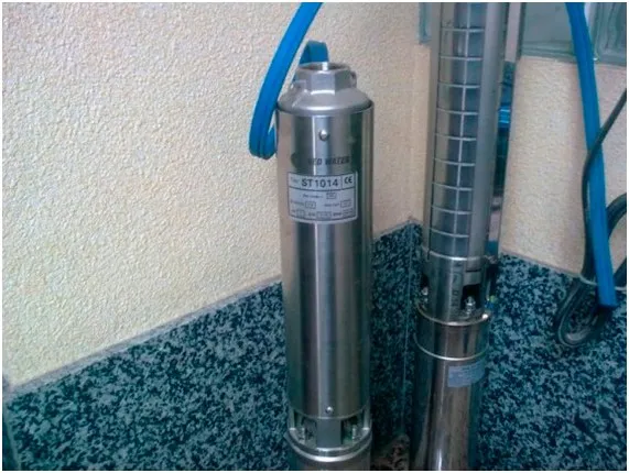 Bomba sumergible preparada para instalar en un pozo