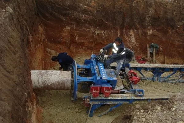 Máquina de hinca horizontal trabajando en una zanja