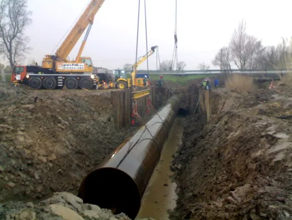 Tubería de gran diámetro instalada mediante hinca horizontal bajo una vía