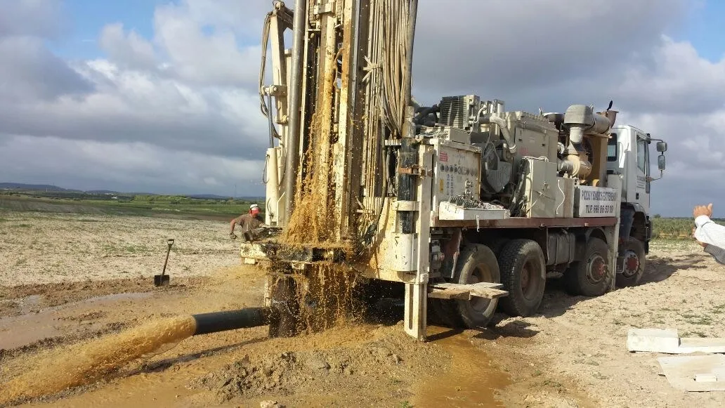 Camión de perforación de Pozos y Sondeos Extremeños trabajando en un sondeo